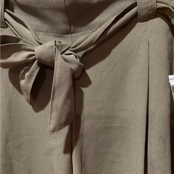 Liz Claiborne Olive Green Belted
Women’s Shorts Size 10 NWOT - Picture 6 of 12